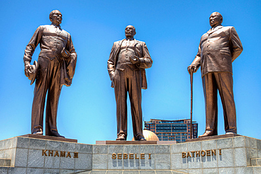 От вождя вождю. В Северной Корее умеют и любят делать гигантские статуи. Кто и зачем заказывает их по всему миру?