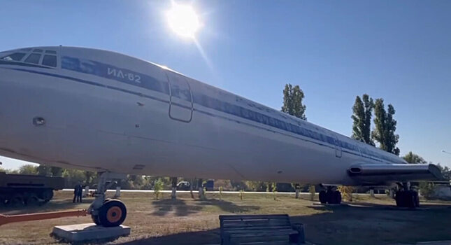 Самолёт ИЛ-62 занял своё место в парке «Патриот» в Энгельсе