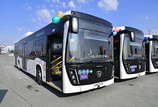 Виталий Хоценко и Сергей Шелест передали для омичей 20 новых автобусов