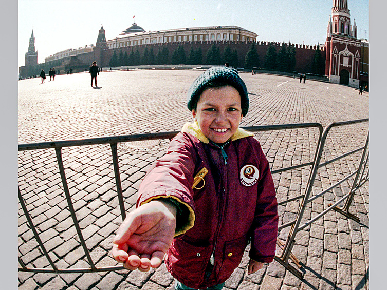 Кризисы нового времени привели к росту числа беспризорников. Алкоголизм и наркомания родителей выдавливали детей из квартир, которые превращались в притоны, на улицы. Место "работы" беспризорника Саши - Красная площадь, 1999 год