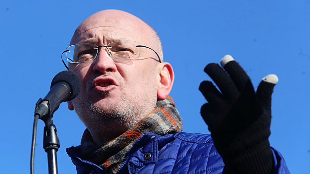 Петербургского депутата Резника отправили под арест