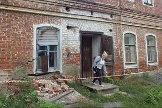 В тамбовском Моршанске обрушилась стена кирпичного аварийного дома