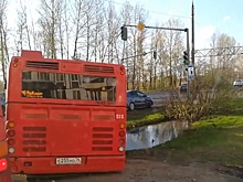 В Ярославле новый красный автобус свалился в канаву