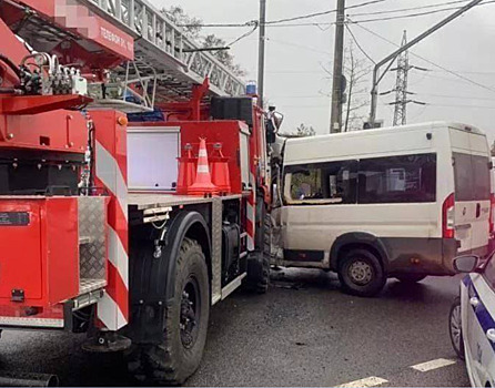 Водитель маршрутки устроил ДТП с пожарной машиной