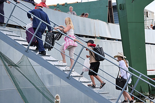 Большой десантный корабль зашел в приморский порт для эвакуации людей
