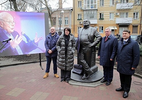 Как в России поставили «памятник русофобу»