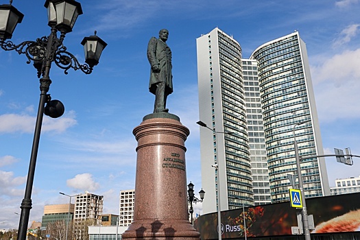 Столыпину 162 года: в Москве к памятнику реформатора возложили цветы