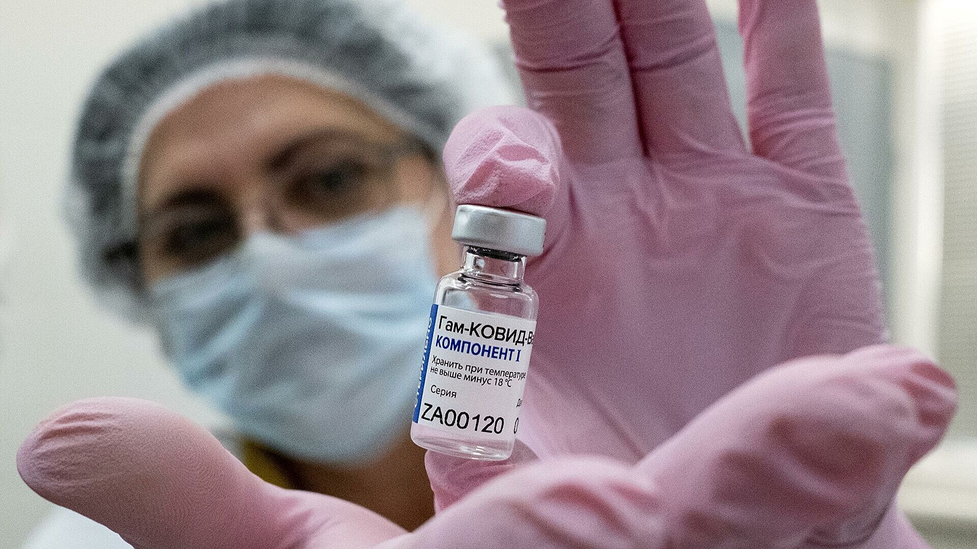 Аналитик Bloomberg назвал причины доверять российской вакцине "Спутник V"