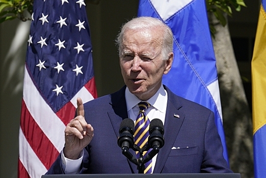 Байден опозорился, надев каску задом наперед