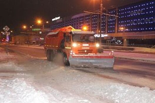На борьбу со снегом на дорогах Курска брошено 57 единиц техники