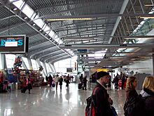 В московских аэропортах разрешили лежать на полу и кататься верхом