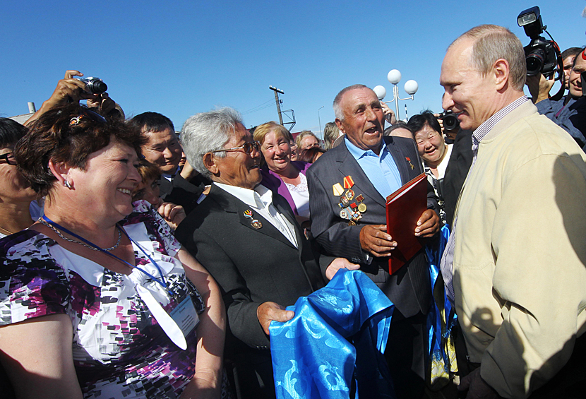 Владимир Путин получил подарок от жителей села Тугнуй бурятский хадак - длинный синий шарф, который Путин, согласно традиции, надел и не снимал все время, пока был в поселке, 2011