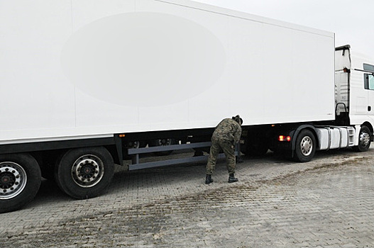 В Гжехотках задержали калининградца на грузовике с перебитыми номерами на прицепе