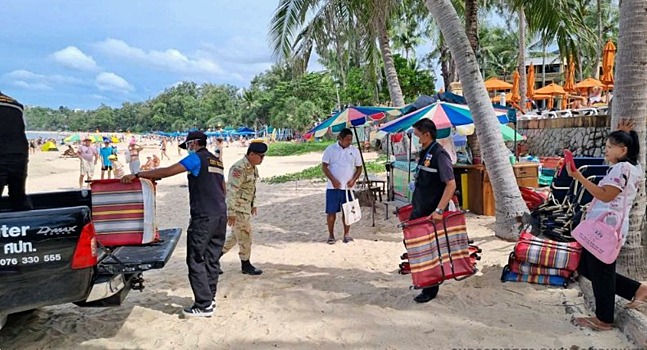 На Пхукете на пляже Ката убрали нелегальные шезлонги