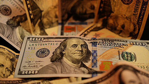 Средневзвешенный курс доллара вырос до 58,58 рубля