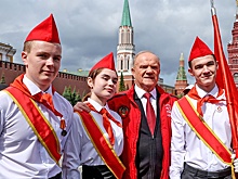 Депутаты от КПРФ провели церемонию приема в пионеры на Красной площади