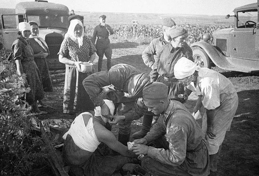 Солдаты перебинтовывают раненого бойца. Южный фронт (июль, 1941).
