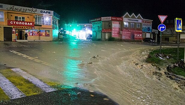 Для ликвидации последствий стихии на Кубани направили еще 100 спасателей