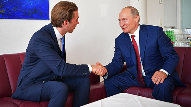Путин обсудил с канцлером Австрии возможности поставки "Спутника V"