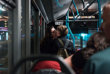 «Она распахнула шубу, и все – тушите свет!»: какие пассажиры автобусов бесят москвичей