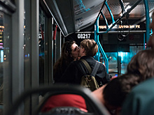 «Она распахнула шубу, и все – тушите свет!»: какие пассажиры автобусов бесят москвичей