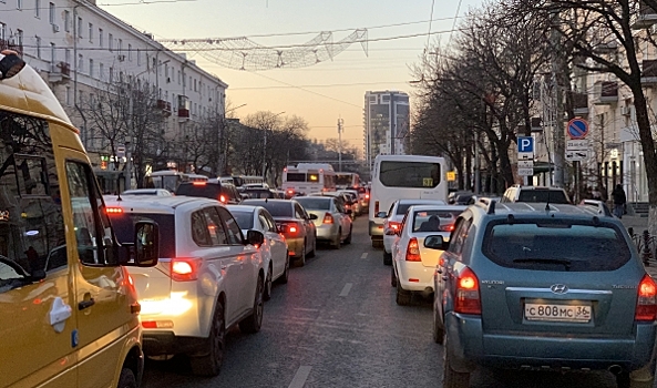 Вечером в пятницу тысячи горожан застряли в многокилометровых пробках в Воронеже