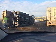 В Петербурге в ДТП с тремя автомобилями перевернулся "КамАЗ" с песком