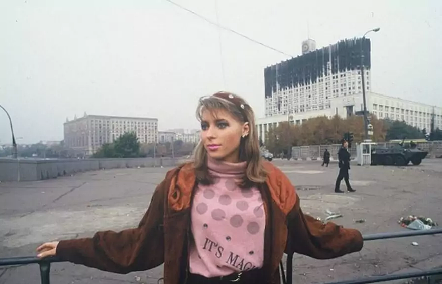 Москвичка на фоне «Белого дома», 1993 год