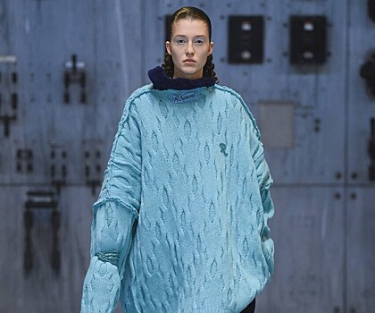 Свитеры монструозных объемов, капоры и скелеты на показе Raf Simons Fall 2021