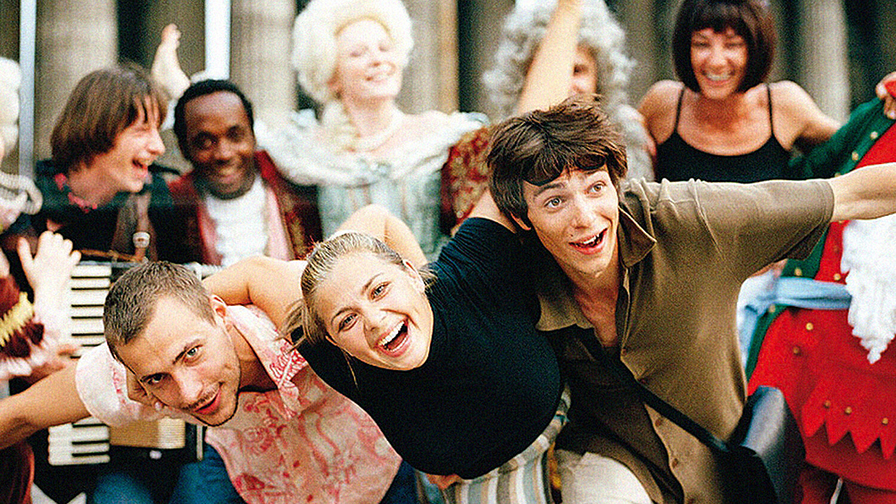 «Прогулка» (2003). Мелодрама Алексея Учителя «Прогулка» рассказывает о любовном треугольнике. С Олей (Ирина Пегова) знакомится Леша (Павел Баршак), они гуляют по улицам Петербурга, и по приглашению Леши к паре присоединяется его друг Петр (Евгений Цыганов). Олю романтичный и открытый Леша представляет другу как свою девушку, однако вскоре она переключает внимание на немногословного Петра.