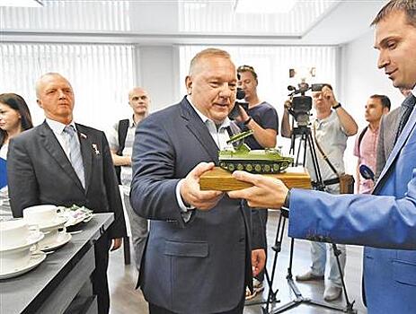 Председатель комитета по обороне Госдумы РФ Владимир Шаманов посетил самарское предприятие "Строммашина"