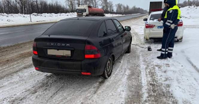 В Саратовской области полицейские пришли на помощь водителю, оказавшемуся в сложной дорожной ситуации