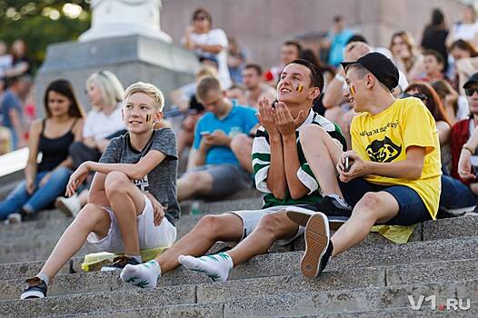 Волгоградцы релаксировали в фан-зоне во время матча Англия-Бельгия