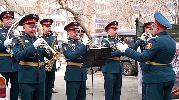 На Сахалине военнослужащие армейского корпуса ВВО поздравили ветеранов в преддверии 9 Мая