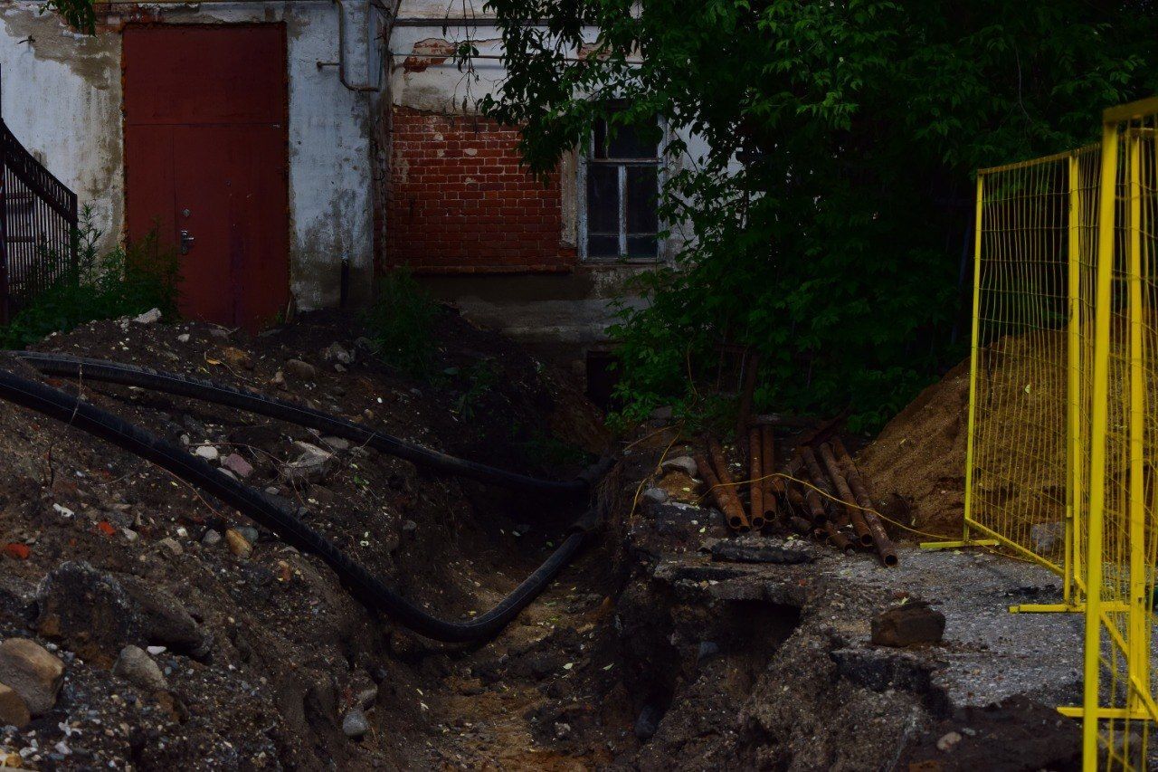 Свинство затормозило ремонт дырявых труб в Костроме