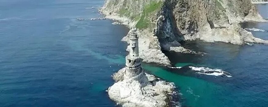 На острове Сахалин иностранных туристов привлекает маяк с ядерной батареей