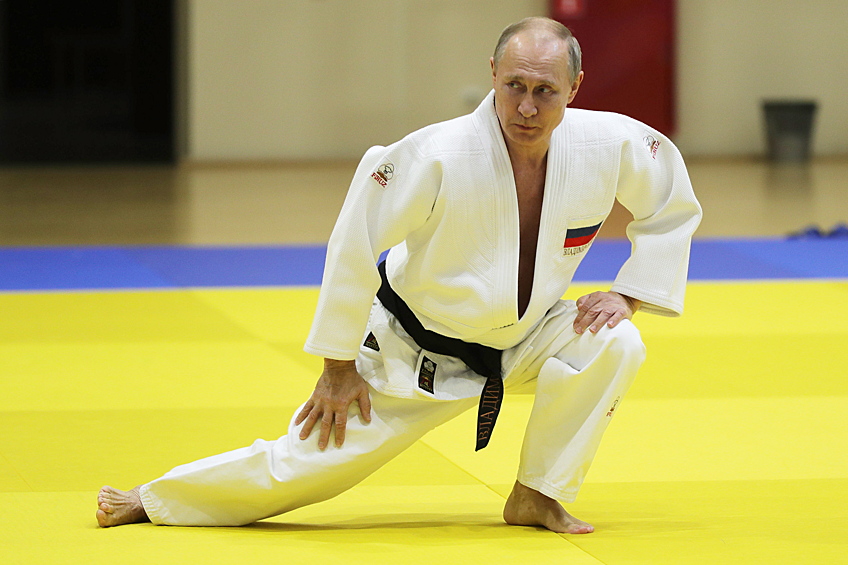 Во время спарринга с олимпийским чемпионом Бесланом Мудрановым президент получил небольшое повреждение на правой руке, но после наложения обычного пластыря Путин продолжил тренировку