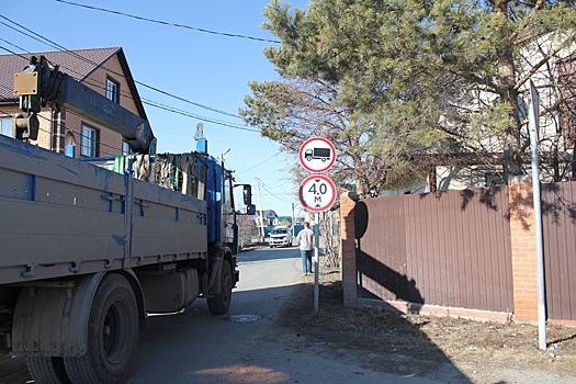 Тюменцы более 10 лет пытаются доказать, что дорога у их домов небезопасна