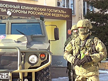 Военнослужащие ЦВО поздравили женщин Новосибирска с Международным женским днем