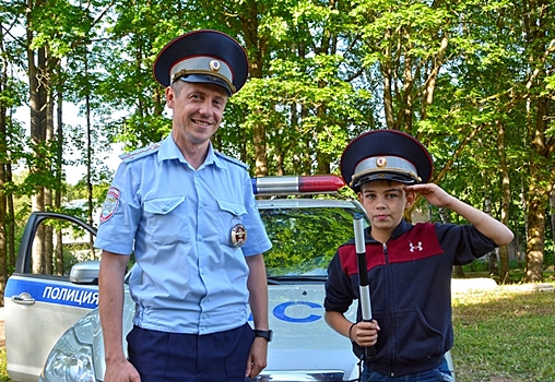 В Смоленске сотрудники ГИБДД провели для юных патриотов мероприятие по правилам дорожного движения