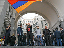 У здания МИД Армении произошла потасовка между митингующими и полицией