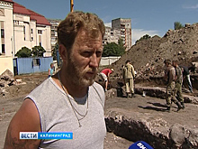 На стройке в центре Калининграда находят старинные монеты и посуду