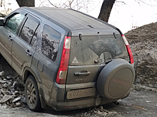 Новосибирский водитель припарковался в сугробе