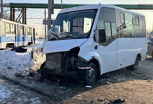 В Омске при столкновении автобуса с трамваем пострадали три человека