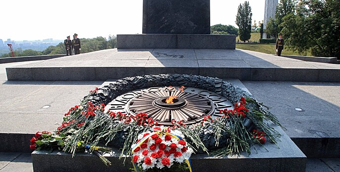 Российские дипломаты на Украине возложили цветы к месту захоронения генерала Ватутина