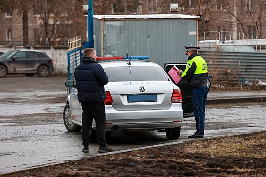 Инспекторов Госавтоинспекции в Петербурге заподозрили в получении взятки от водителя