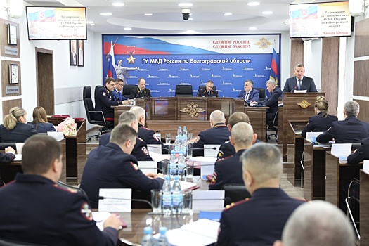 В Волгограде губернатор наградил лучших полицейских