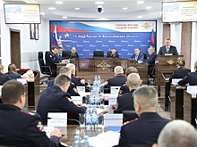 В Волгограде губернатор наградил лучших полицейских