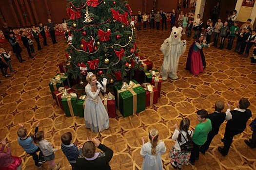 Сегодня губернаторские елки в Ярославском ТЮЗе посетили почти полторы тысячи детей