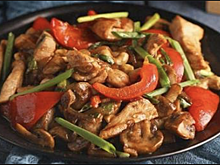 Диетолог рекомендовала сочетать мясо с овощами, чтобы сбросить вес